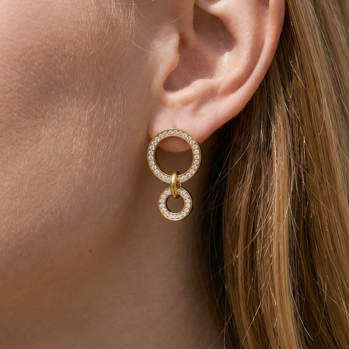 Woman wearing the Apolline double circle gold earrings on the ear