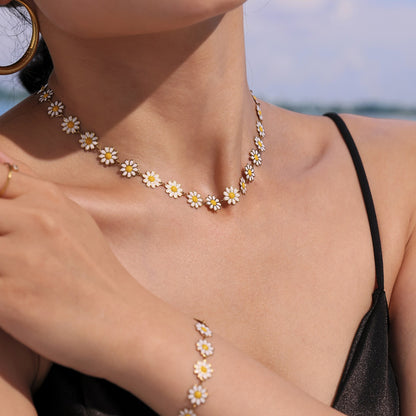 Fiona White Flowers Necklace