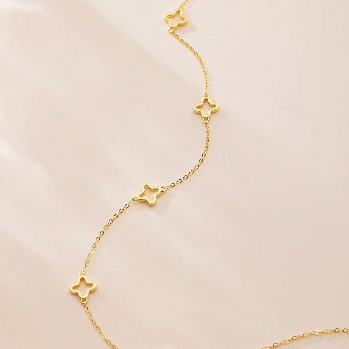 Inès Clover Outline Necklace