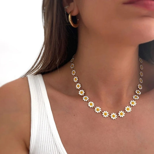 Fiona White Flowers Necklace