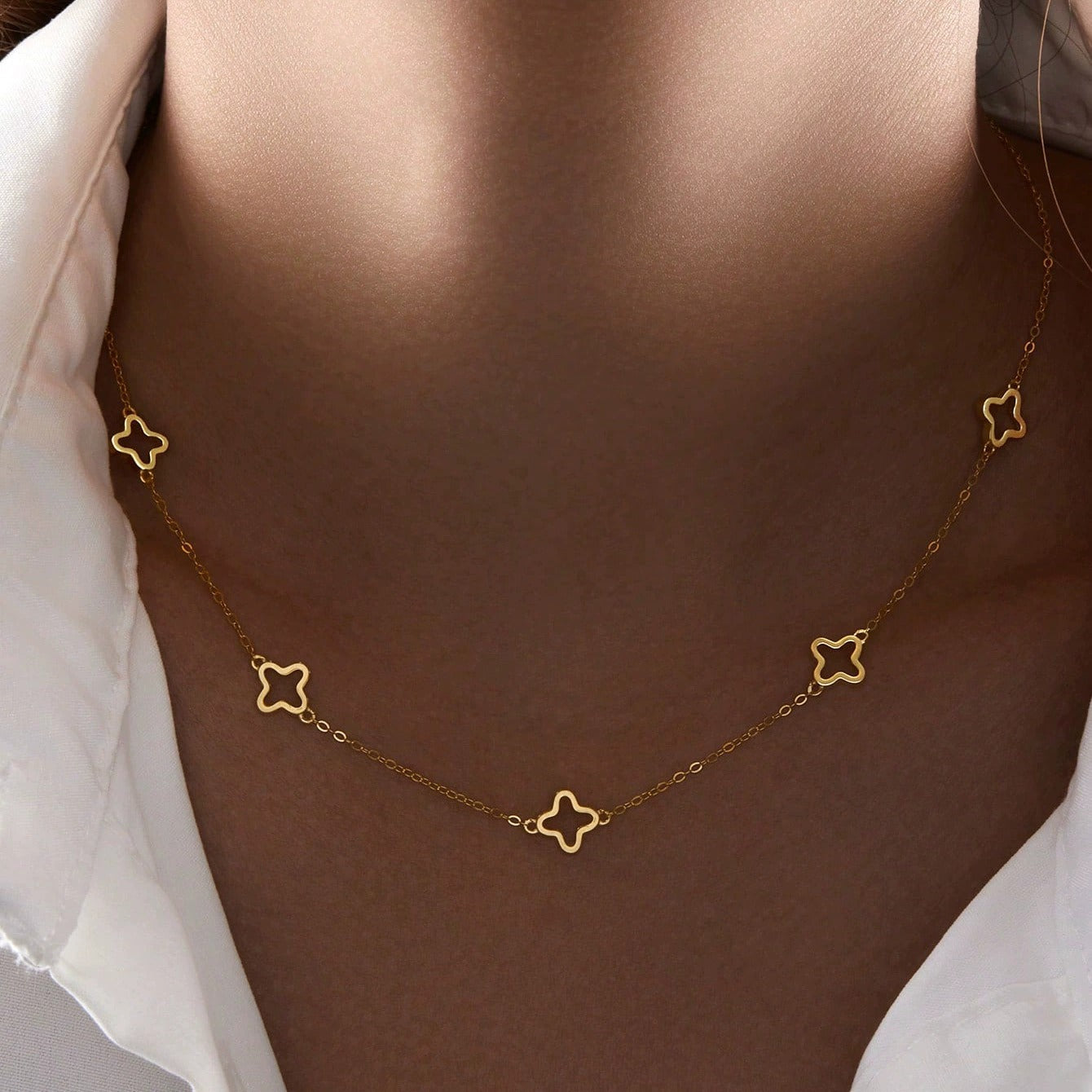Inès Clover Outline Necklace