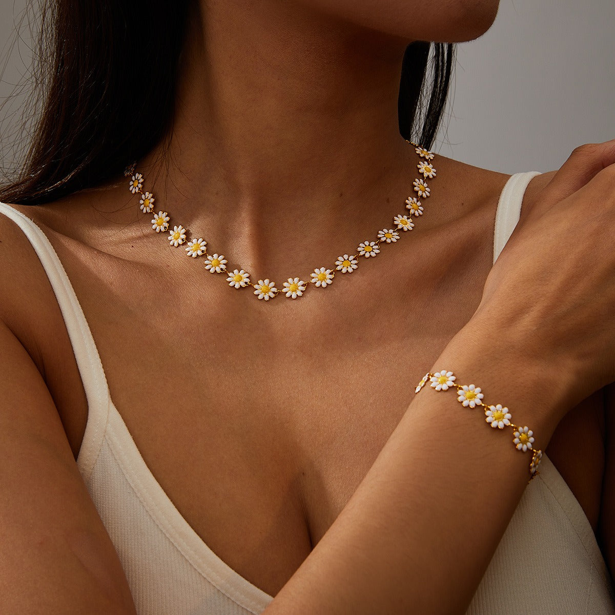 Fiona White Flowers Necklace