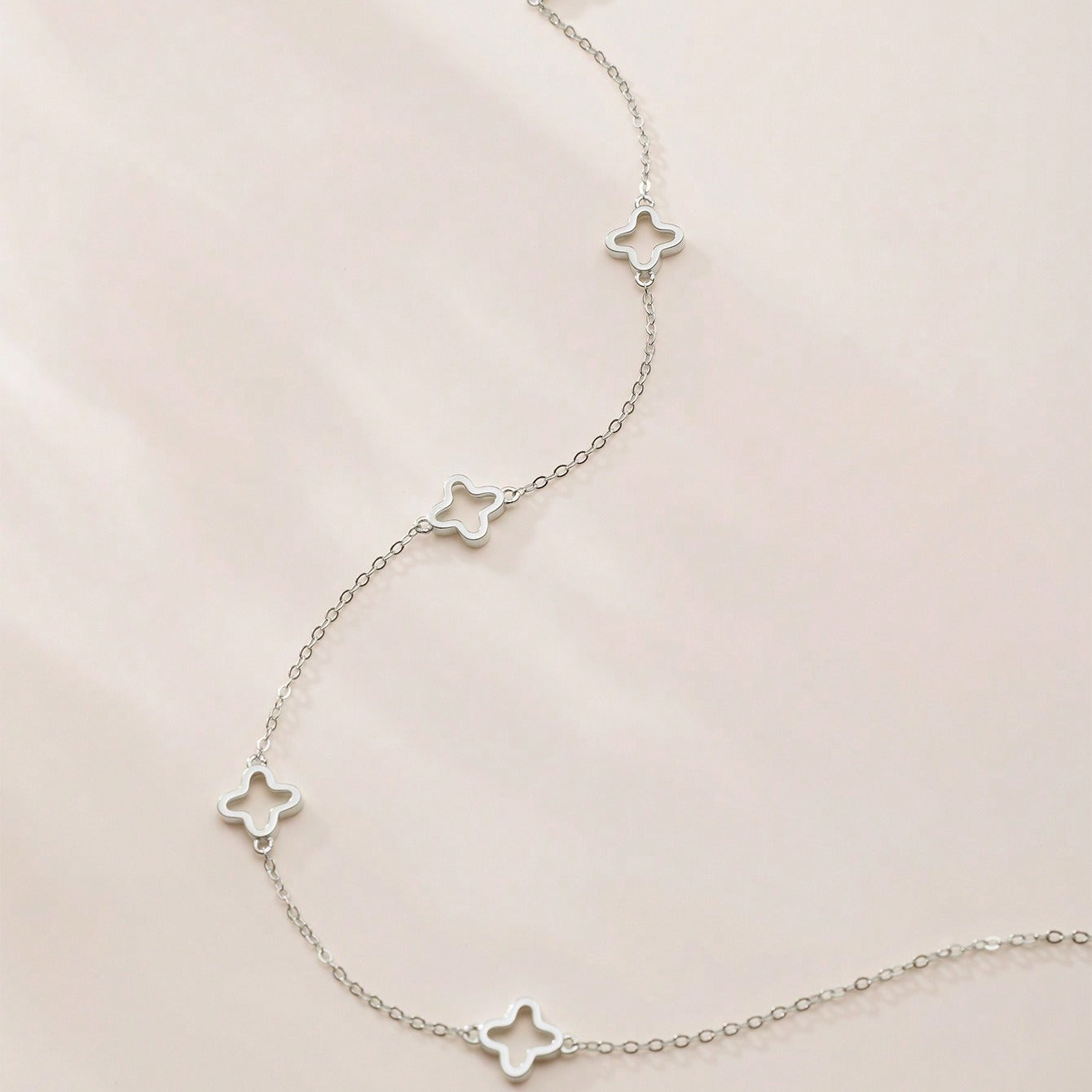 Inès Clover Outline Necklace