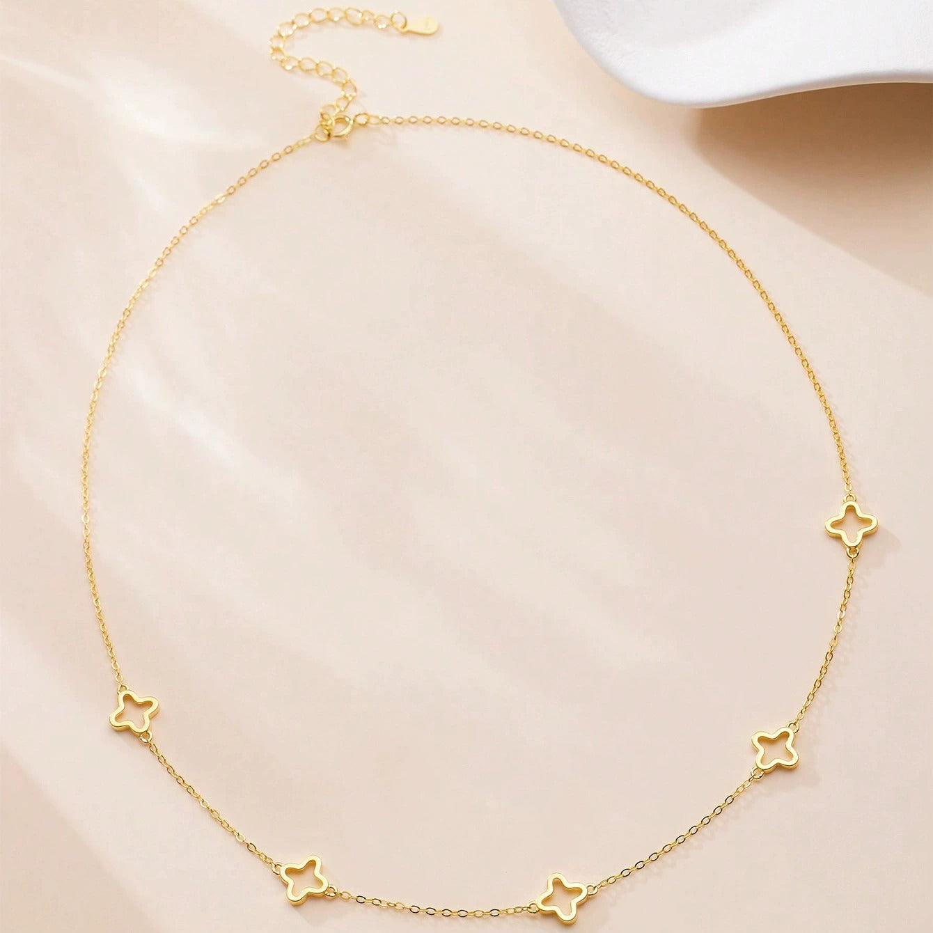 Inès Clover Outline Necklace