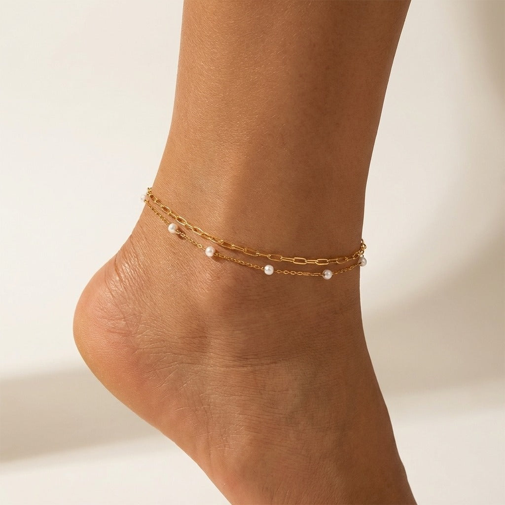 Élise pearl layers anklet in gold, a paperclip chain above a fine chain dotted with pearls
