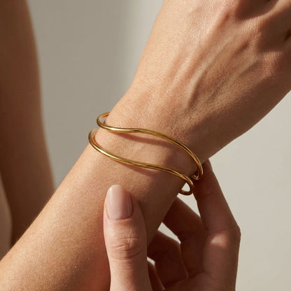 Aurélie Wave Gold Bangle - Joie d’Or