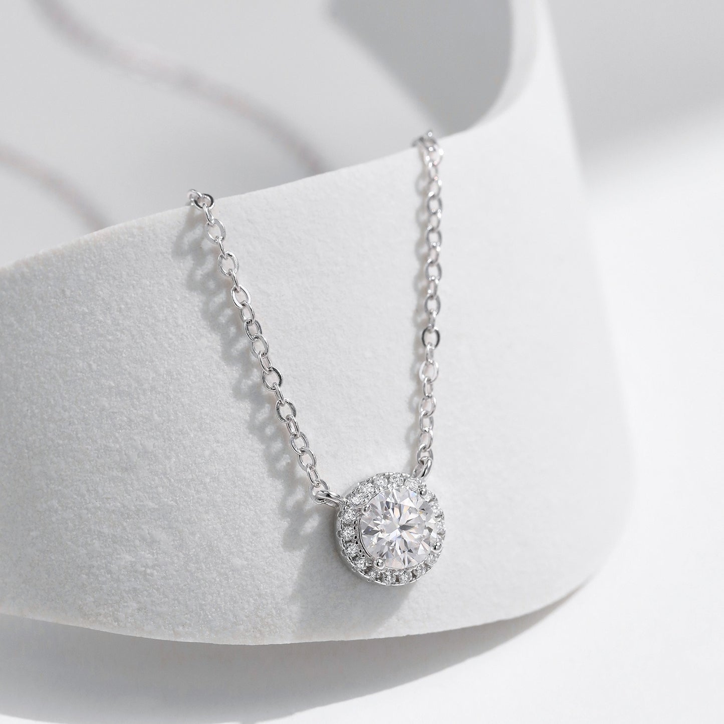 Olivia Cercle Halo Necklace