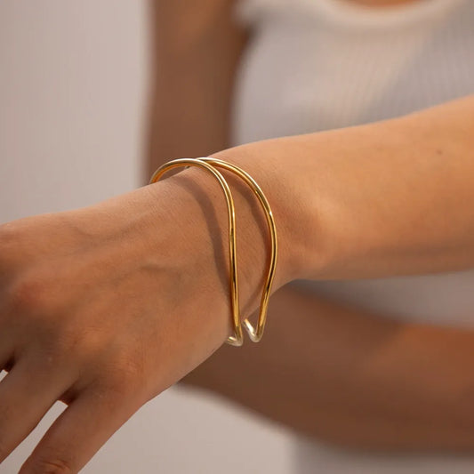 Aurélie Wave Gold Bangle