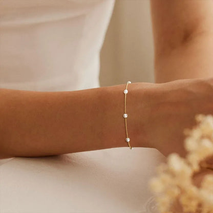 Élise Dainty Pearl Bracelet