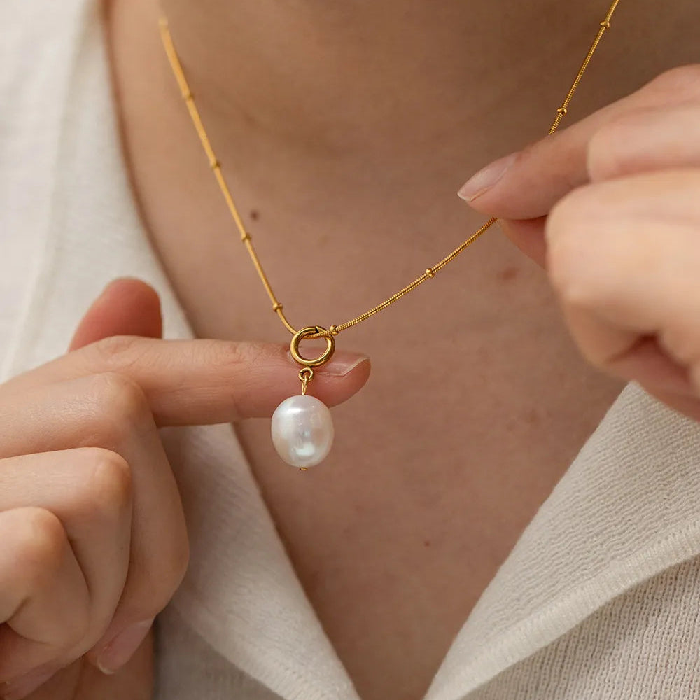 Léa Oval Pearl Charm Necklace