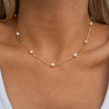Léa Dainty Pearls Necklace