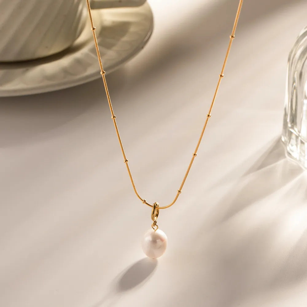 Léa Oval Pearl Charm Necklace