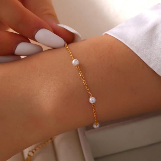 Élise Dainty Pearl Bracelet
