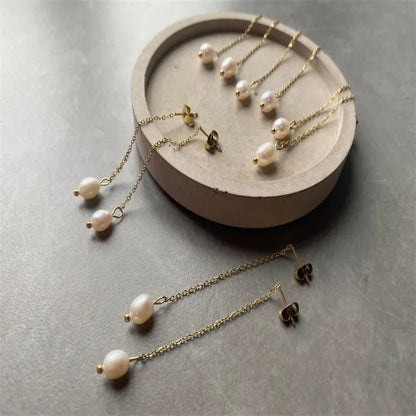 Élise Dainty Pearl Earrings