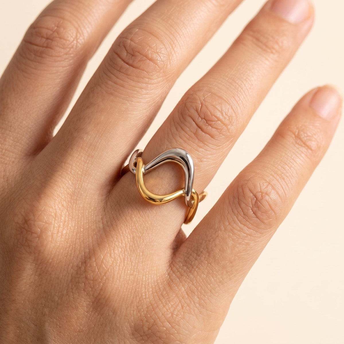 Woman wearing the Ophélie twisted wave two-tone ring on the hand