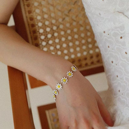 Fiona White Flowers Bracelet